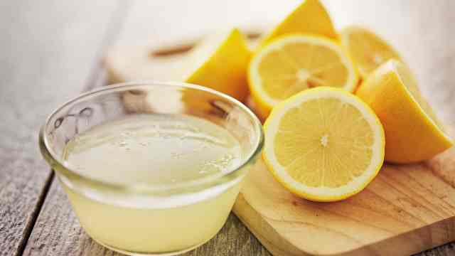 Aprenda a limpar o microondas com uma mistura caseira de limão