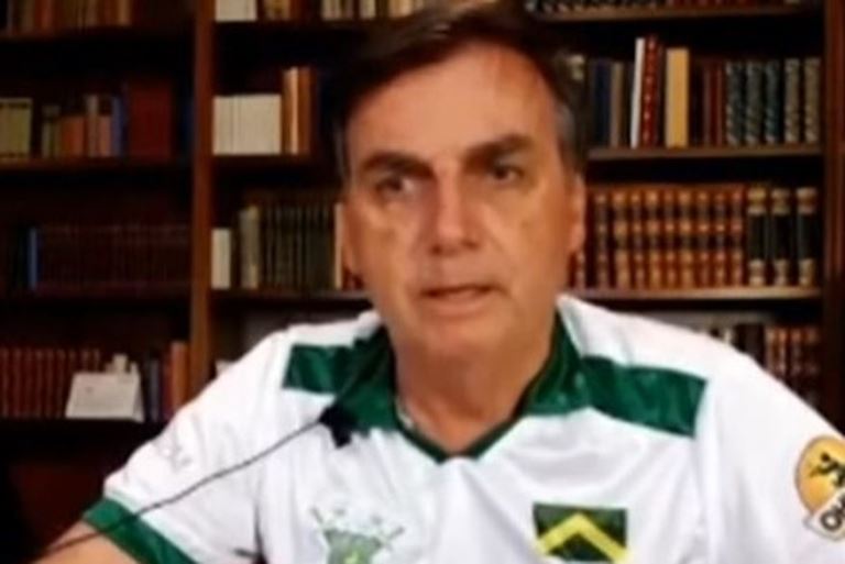 Bolsonaro usa camisa de clube paraibano e parabeniza prefeito de Campina Grande por adotar uso de cloroquina no tratamento contra Coronavírus
