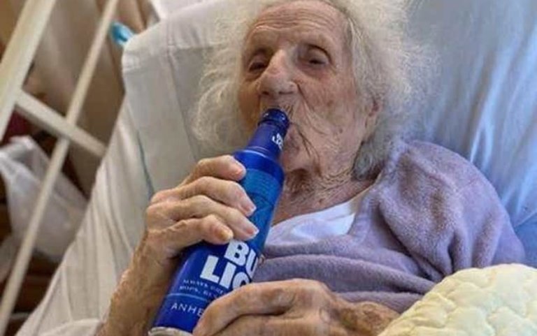 Idosa de 103 anos comemora cura da Covid-19 bebendo cerveja