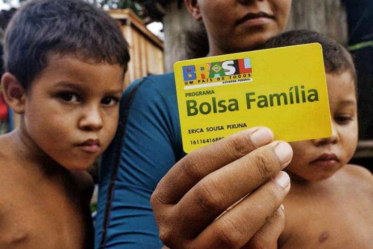 Governo transfere R$ 83,9 milhões do Bolsa Família para propaganda oficial