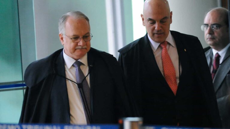 Moraes pede vista e TSE adia julgamento de 2 ações contra Bolsonaro