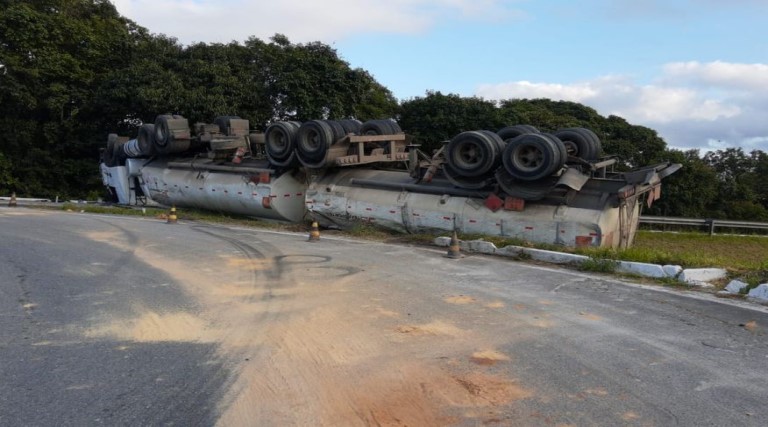 Acidentes com caminhão de botijão de gás e carreta de combustível deixa via Recife/João Pessoa interditada