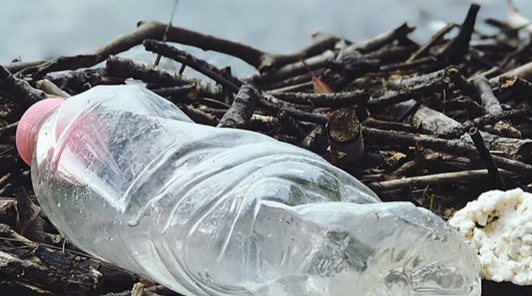 Nova superenzima consome garrafas de plástico seis vezes mais rápido