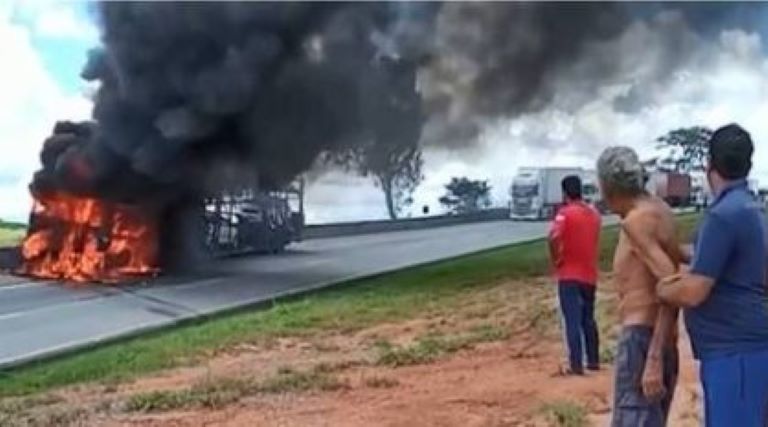 motorista se desespera ao ver seu caminhao de trabalho pegando fogo