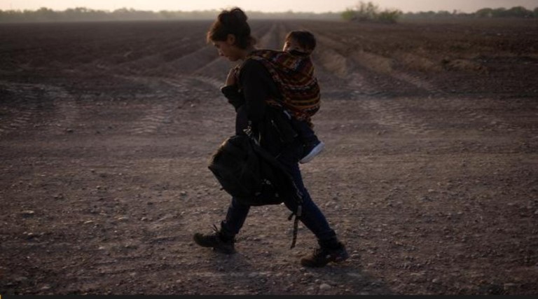 a viagem de uma mae adolescente migrante atraves da fronteira eua