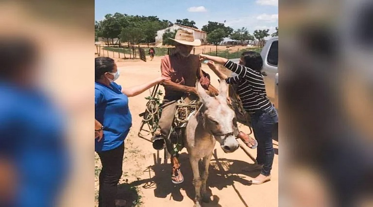 idoso de 85 anos vai montado em jumento receber a vacina contra a covid 19 em jaguaribe interior do ceara