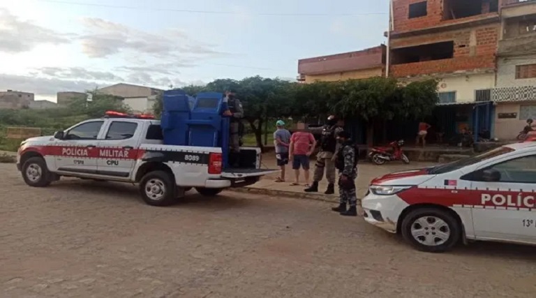policia militar detem 25 pessoas e apreende 9 maquinas caca niqueis em itaporanga