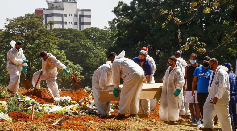 brasil tem 1279 mortes por covid 19 nesta segunda media mantem queda