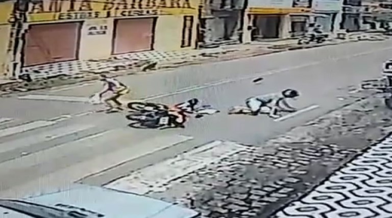 crianca fica ferida apos ser atropelada por motociclista no centro de cajazeiras video