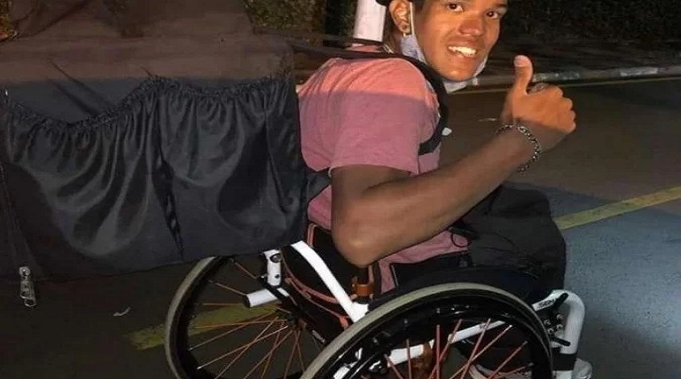ex atleta sobrevive fazendo entregas por aplicativo em cadeira de rodas