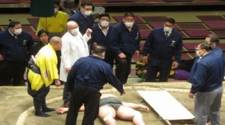 lutador de sumo morre aos 28 anos apos pancada na cabeca veja o video