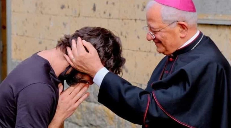 padre-italiano-abandona-igreja-por-amor-pela-laura-desisto-da-batina