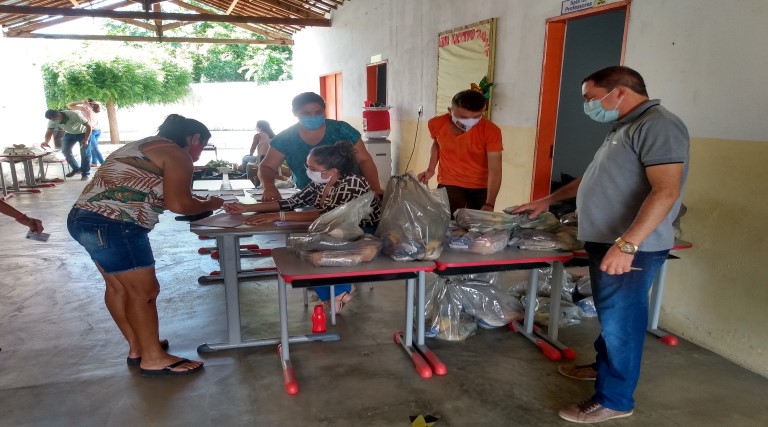 prefeitura de poco dantas distribui 1100 kits de generos alimenticios para alunos da rede municipal