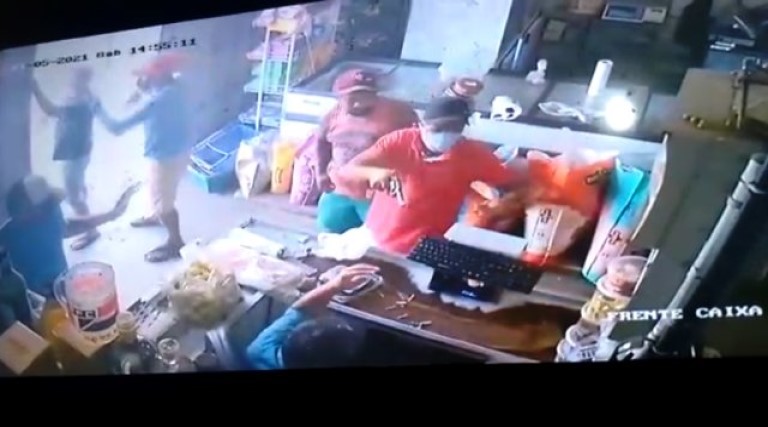 bandidos de armas em punho invadem supermercado rendem proprietario e levam r 21 mil em patos video