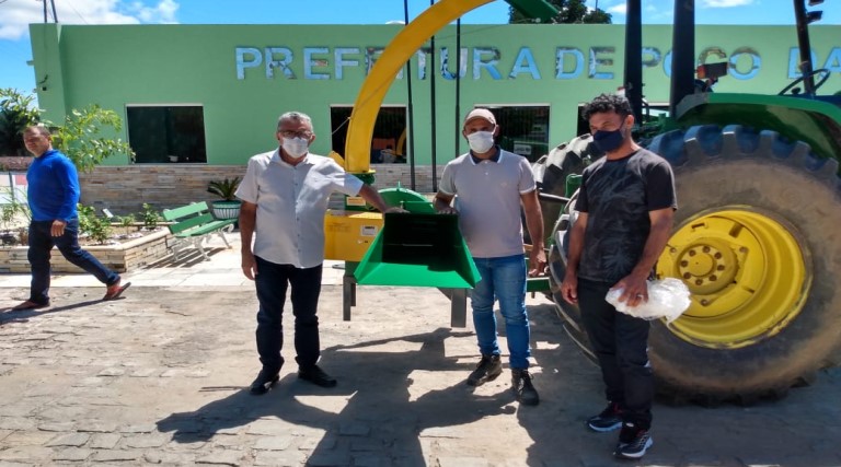 com recursos proprios prefeito itamar moreira realiza entrega de maquina ensiladeira ao municipio de poco dantas