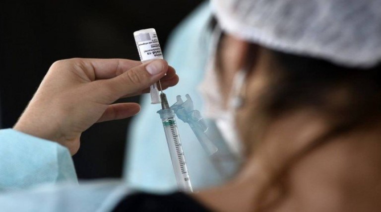 jovem italiana recebe seis doses de vacina contra covid 19 por engano