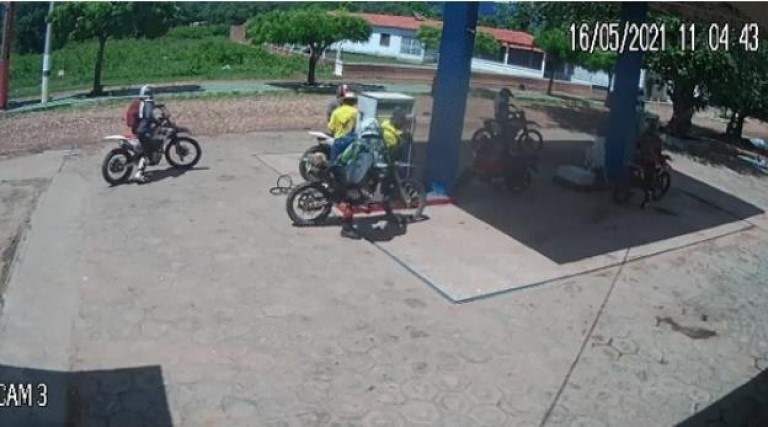 Motocicleta pega fogo enquanto era abastecida no Ceará; vídeo