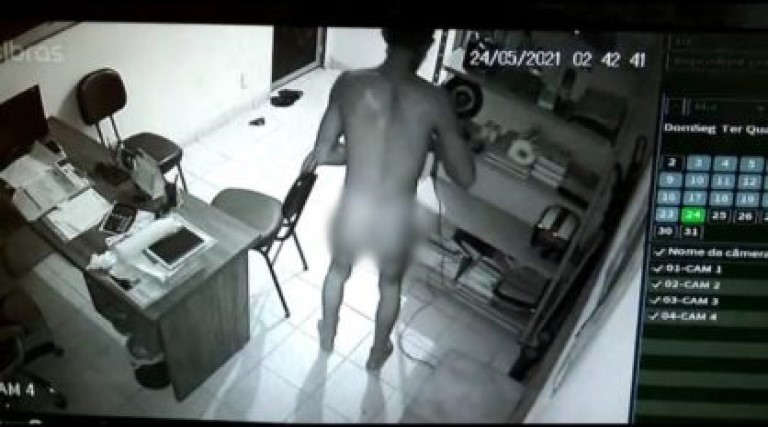 video homem nu e com mascara no queixo invade oficina e rouba ferramenta