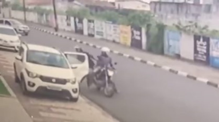 video motorista joga carro contra dupla em moto que tentava assaltar mulher na ba