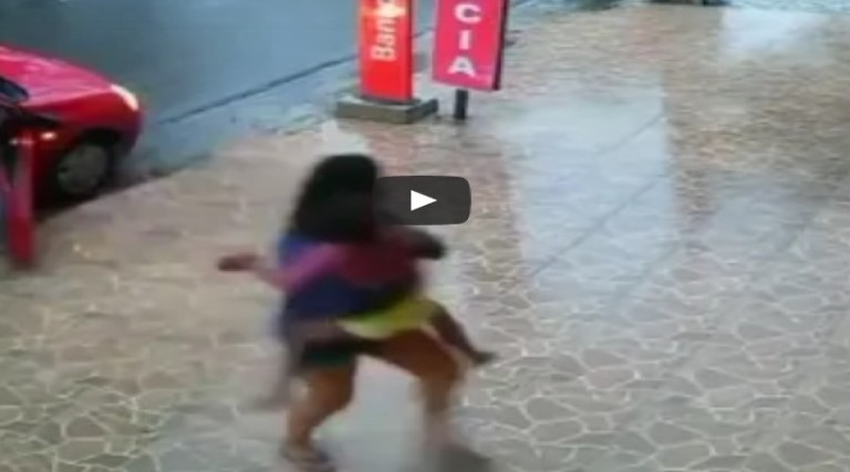 videos-perseguicao-policial-termina-em-troca-de-tiros-em-rua-movimentada-do-conde-e-assusta-moradores-que-se-escondem-em-lojas