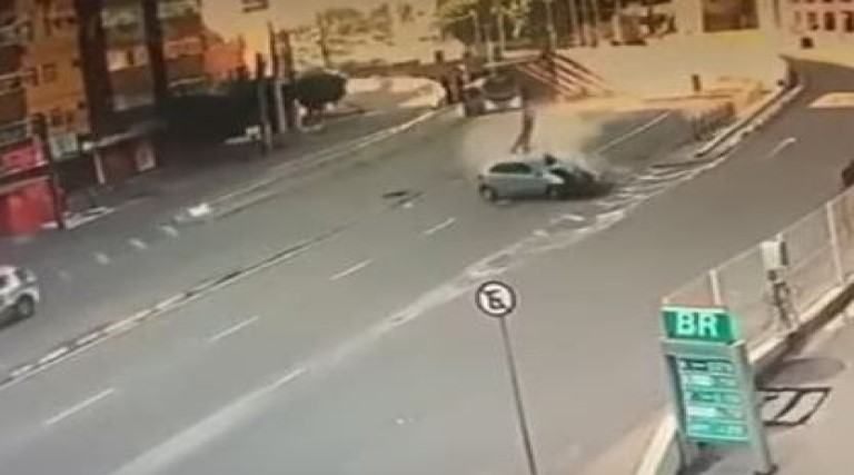 acidente grave entre carro e moto deixa uma pessoa morta veja video
