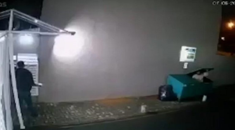 Moradores ajudam sem-teto que entrou em caçamba para fugir do frio 1 moradores ajudam sem teto que entrou em cacamba para fugir do frio