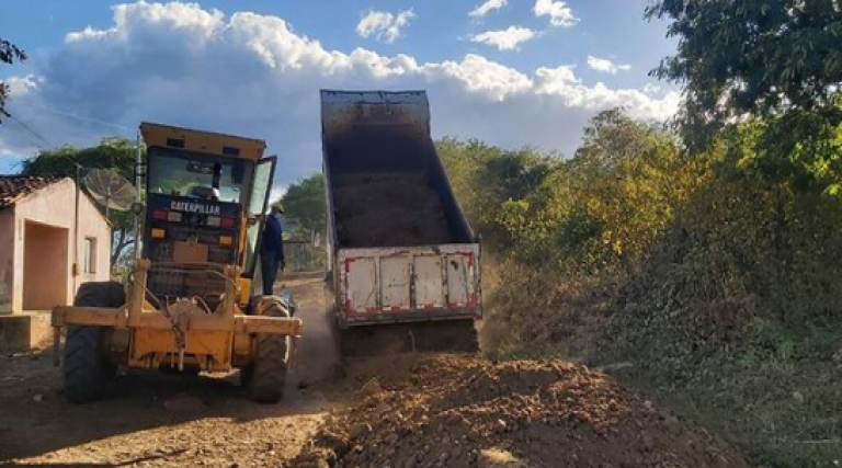prefeitura de uirauna continua a manutencao e recuperacao das estradas vicinais