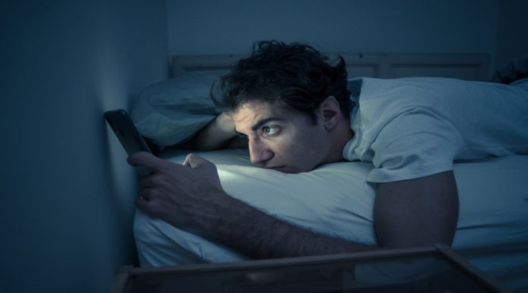 reduza as telas antes de dormir e melhore seu sono