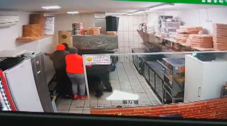 video briga acaba com quatro motos em pizzaria