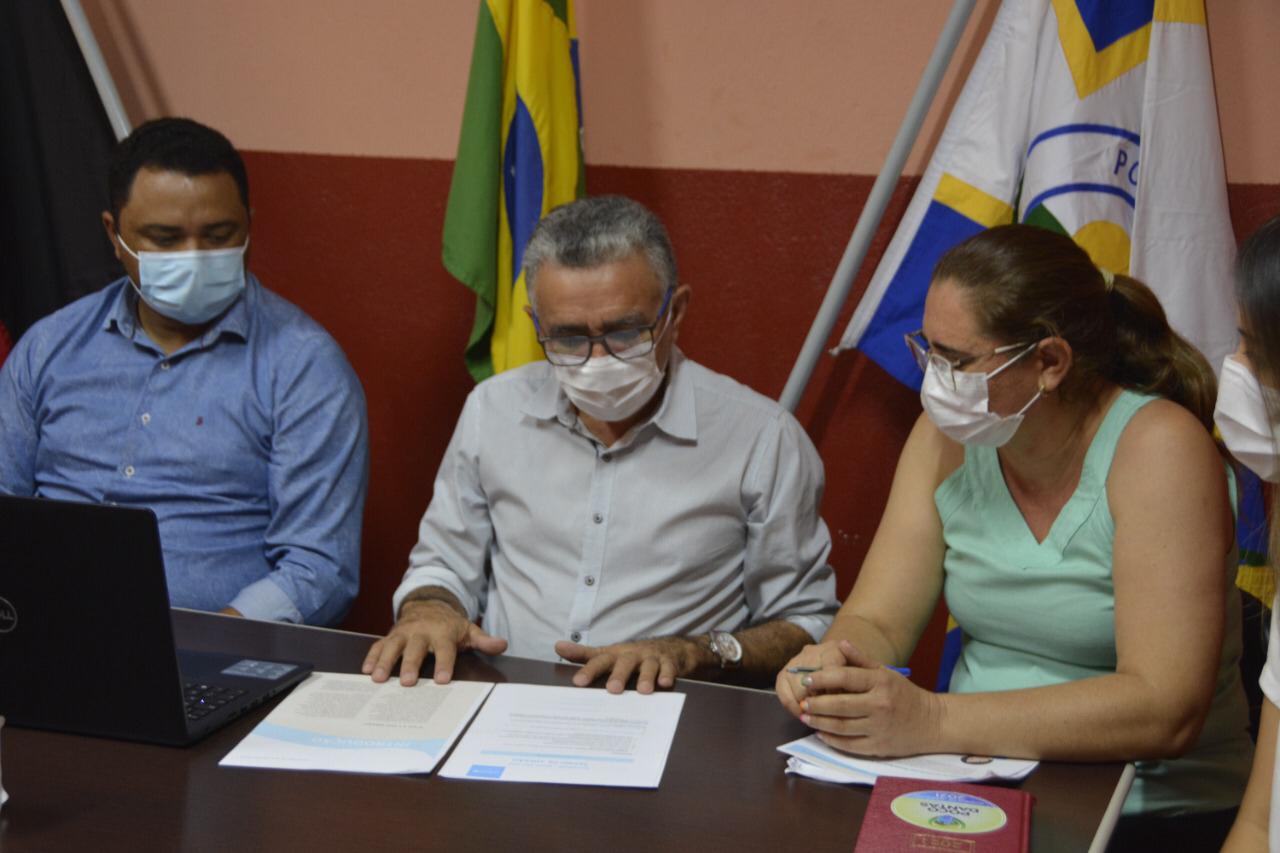 prefeito-itamar-moreira-assina-termo-de-adesao-ao-selo-unicef