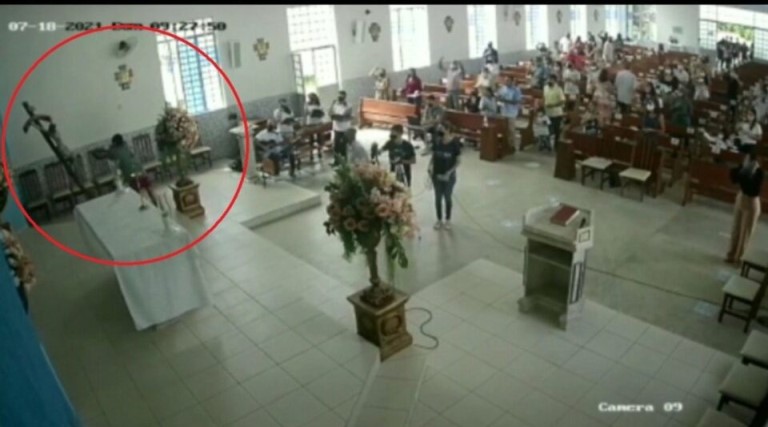 video homem invade igreja e quebra imagem de jesus cristo durante missa