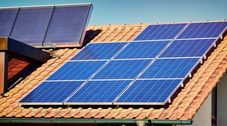 aprovado projeto que regulamenta geracao propria de energia solar