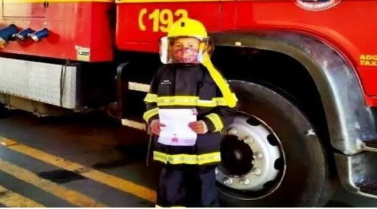 crianca entrega curriculo para bombeiros caso voces precisem