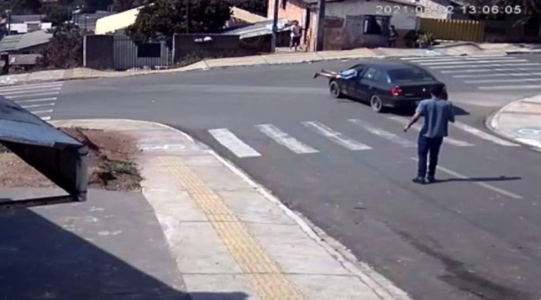 Homem pula em carro desgovernado e evita acidente [vídeo]