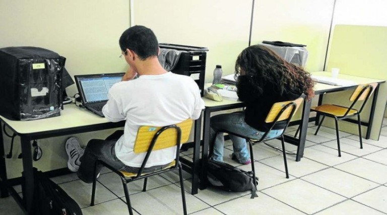mp de bolsonaro tira internet gratuita de escola publica
