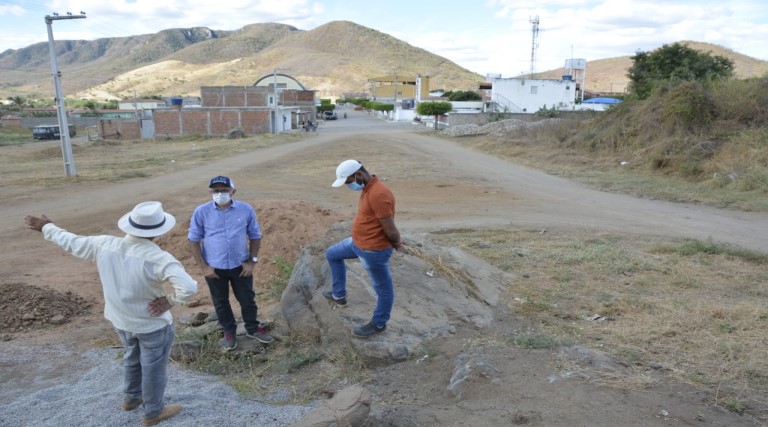 prefeito itamar moreira visita o conjunto habitacional manoel ferreira que sera beneficiado com a construcao de calcamento a paralelepipedo 1