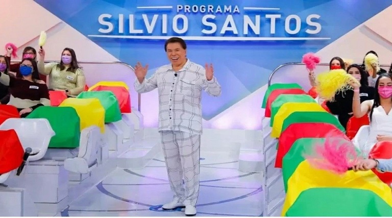 silvio santos apresenta programa de pijama