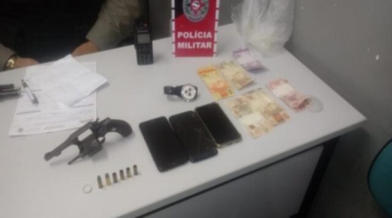 Suspeito de fazer parte do grupo que roubava e torturava moradores rurais morre durante troca de tiros com a PM, na Paraíba 1 suspeito de fazer parte do grupo que roubava e torturava moradores rurais morre durante troca de tiros com a pm na paraiba