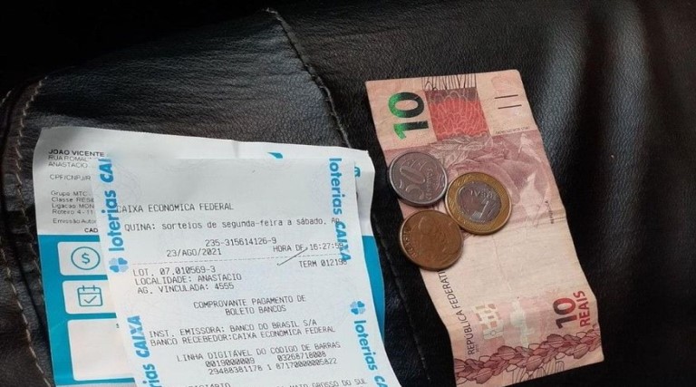 Taxista paga conta de energia após achá-la com o dinheiro na rua e devolve com troco para o dono 1 taxista paga conta de energia apos acha la com o dinheiro na rua e devolve com troco para o dono