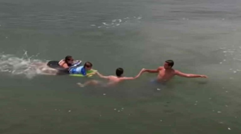 video adolescente com prancha salva mae e filho que se afogavam
