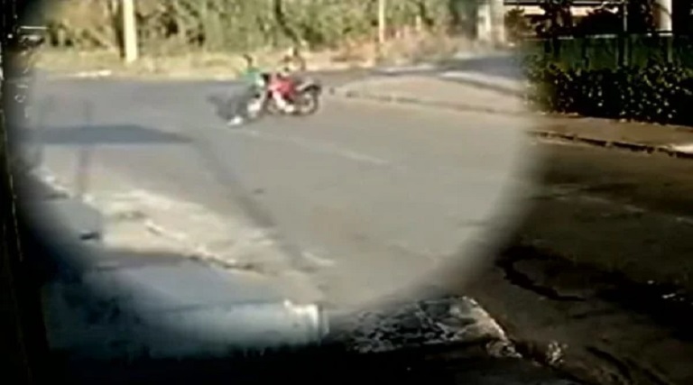 Vídeo: mulher tem as duas pernas quebradas ao ser atropelada por ex-namorado 1 video mulher tem as duas pernas quebradas ao ser atropelada por ex namorado