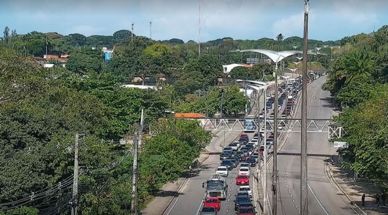 Cratera se abre na Avenida Dom Pedro II e 'engole' carro, em João Pessoa 1 cratera se abre na avenida dom pedro ii e engole carro em joao pessoa