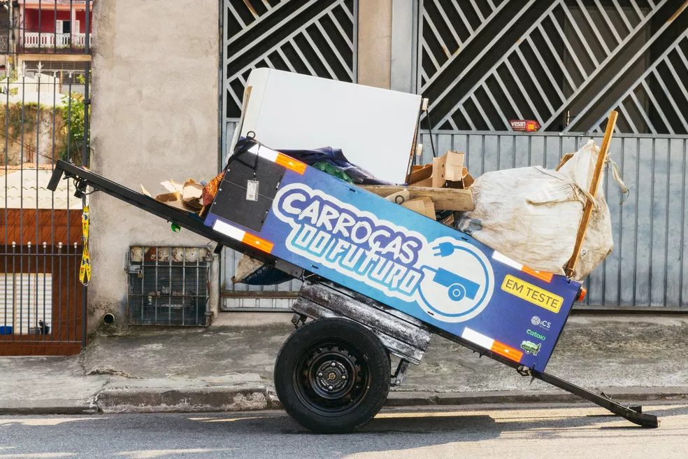 ong da carrocas eletricas para catadores levarem ate 500 kg de material reciclavel
