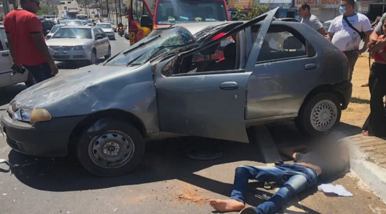 Pai é preso suspeito de dirigir bêbado e causar acidente em que filho de 8 meses foi arremessado do carro; vídeo 1 pai e preso suspeito de dirigir bebado e causar acidente em que filho de 8 meses foi arremessado do carro video