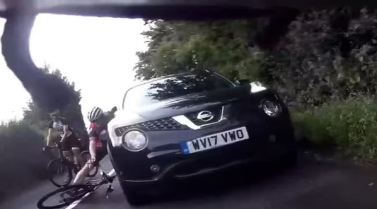 video motorista agride ciclista enquanto pedalava em estrada