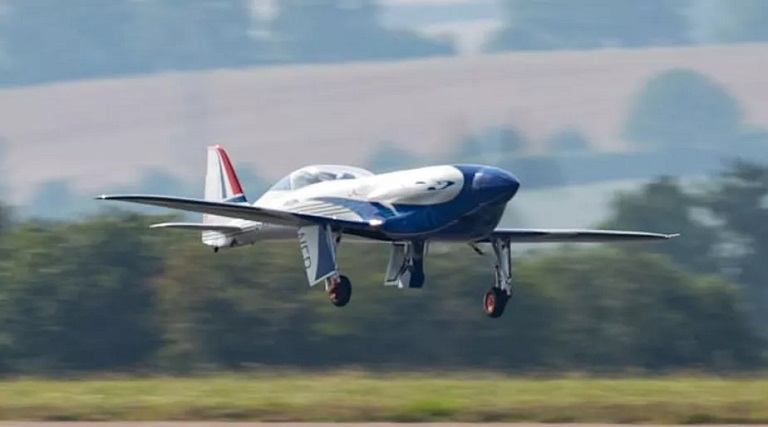 video rolls royce faz o primeiro voo do aviao eletrico mais rapido do mundo