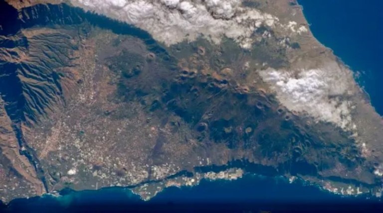 vulcao que pode gerar tsunami no brasil entra em alerta de erupcao entenda