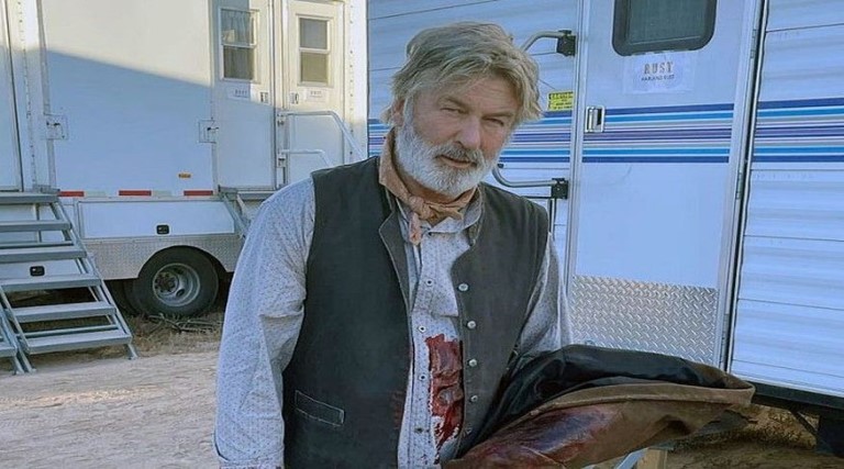 ator-alec-baldwin-dispara-arma-e-mata-diretora-em-set-de-filmagem