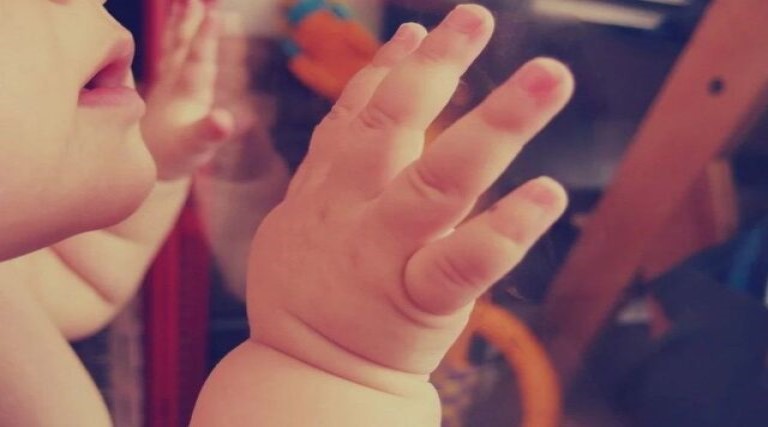 Bebê de 1 ano se afoga na piscina de casa e é internada em estado grave, na Paraíba 1 bebe de 1 ano se afoga na piscina de casa e e internada em estado grave na paraiba