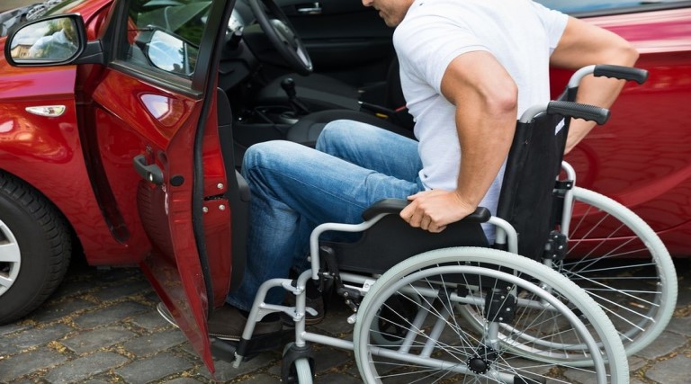 comissao aprova multa para veiculo estacionado em rampas e vias de acesso para pcd